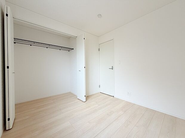 今からここを誰のお部屋にしようか、そんな洋室。大きさは4.5帖です。