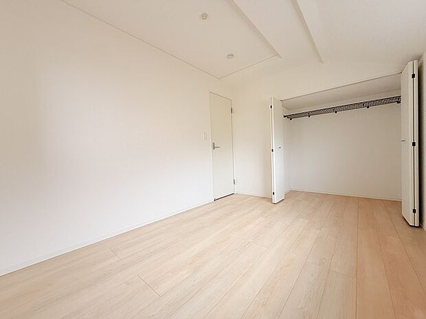 今からここを誰のお部屋にしようか、そんな洋室。大きさは6帖です。