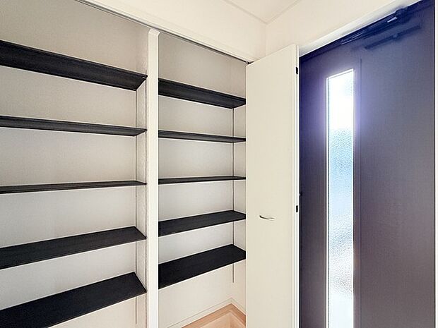 明るく開放的な玄関、靴の脱ぎ履きもしやすく、収納も豊富でご家族皆様の靴をスッキリ収納できます。