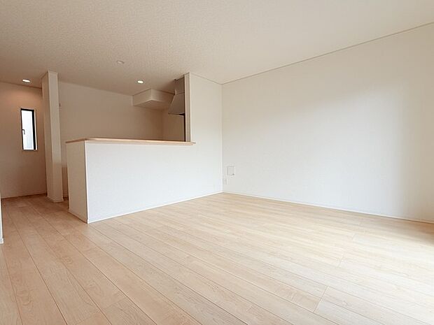 いつも家族の集まるリビングは広々とした14.7帖。通風・採光にも優れ、心安らぐ風と光がたえない空間。汎用性に富んだ居住スペースと、高揚感さえも与えてくれる住空間です。