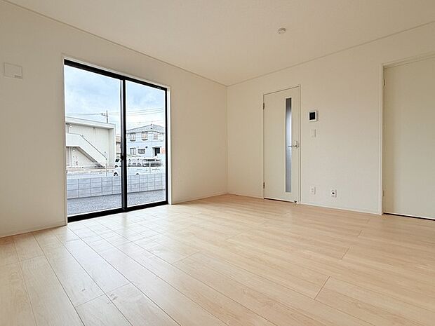 家族団欒のリビング。陽光差し込む食卓には家族の会話とスマイルが溢れます。いつまでもここで食卓を囲みたくなる、そう感じさせてくれるスペース。