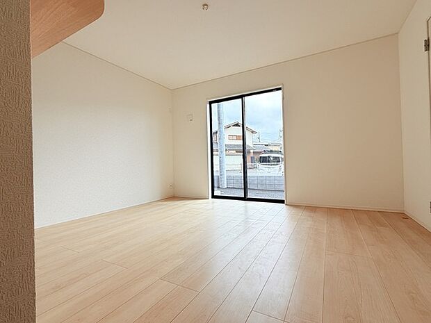 家族や友人、両親、親戚とこれから沢山の時間を紡ぐのだろう。そこを彩るのは窓から見える青い空、心地よい緑。そんなイメージが膨らむリビングスペース。 