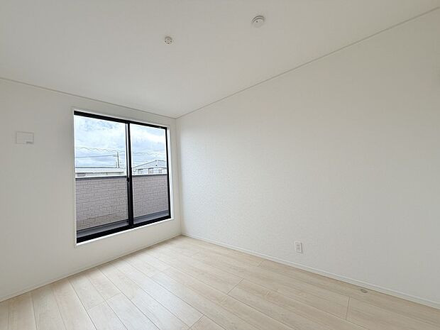 今からここを誰のお部屋にしようか、そんな洋室。大きさは6帖です。東南角部屋。