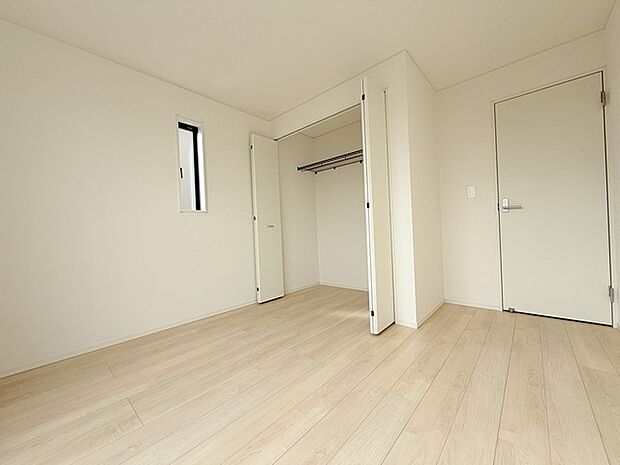 今からここを誰のお部屋にしようか、そんな洋室。大きさは6帖です。