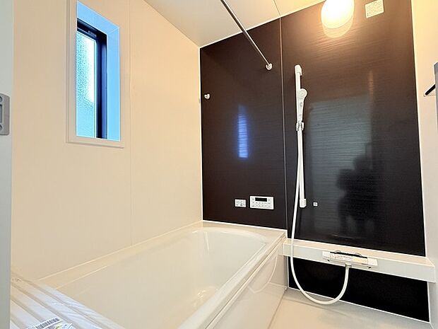 一緒にお風呂に入っている子供達の声がリビングまで聞こえてきそうな広々とした1坪バス