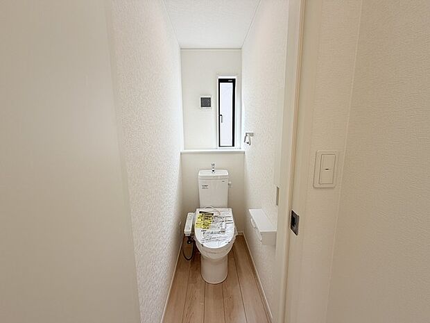 ウォシュレット機能付きのトイレ。換気のしやすい窓付きで、収納もあり実用性も兼ね備えた造り。 