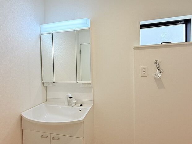 ゆとりの洗面スペースで朝の身支度もスムーズに行えます。