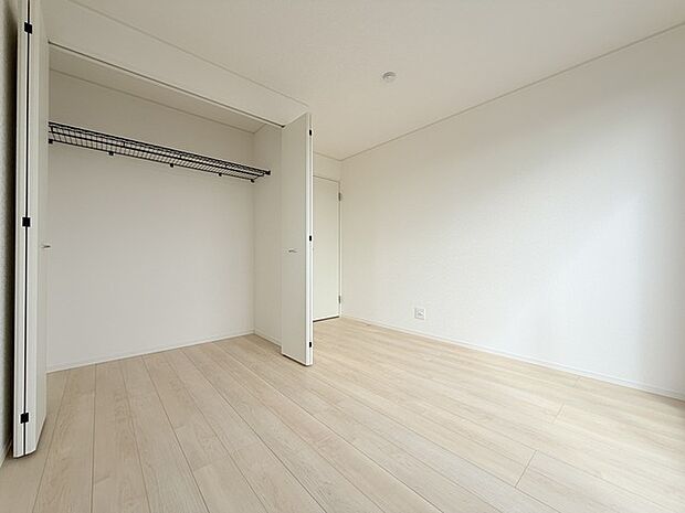 広々収納で、仕事着、普段着をまとめて収納できます。