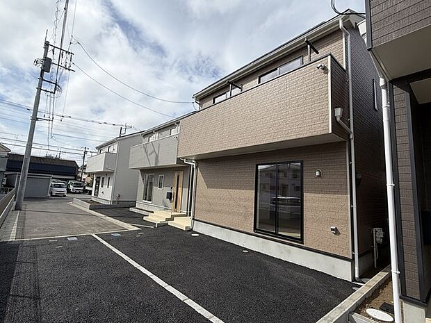 戸建てが立ち並ぶ静かな住宅街。四季折々の移り変わりを感じながら自然と楽しみ、暮らす、そんな毎日を日々の中で感じられる住環境