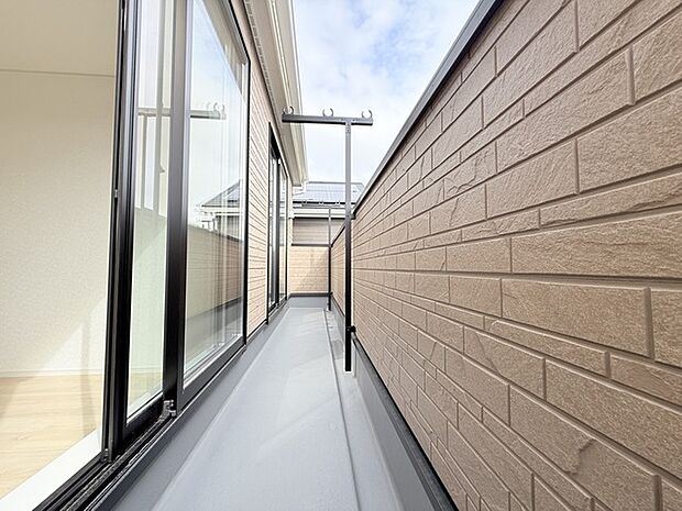 広めのバルコニーは風通しも良くお洗濯物もしっかりと干すことができます!