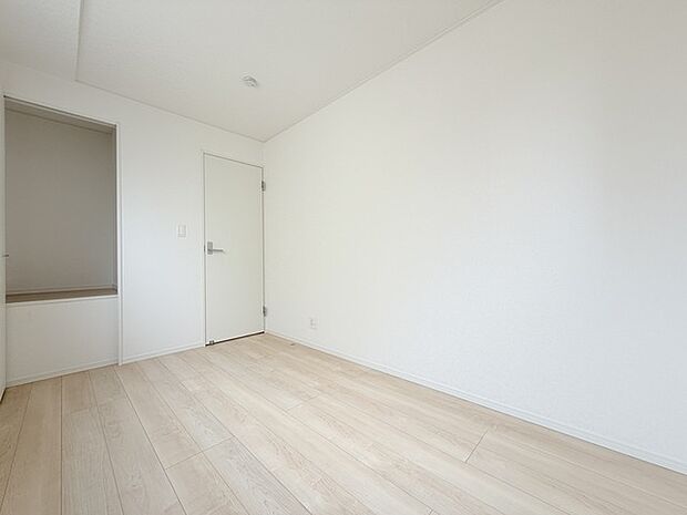 今からここを誰のお部屋にしようか、そんな洋室。北西角部屋大きさは5帖です。 