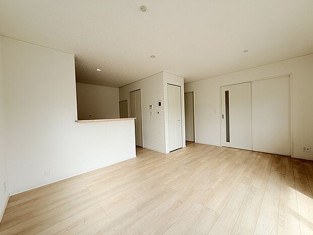 いつも家族の集まるリビングは広々とした15.3帖。通風・採光にも優れ、心安らぐ風と光がたえない空間。汎用性に富んだ居住スペースと、高揚感さえも与えてくれる住空間です。 