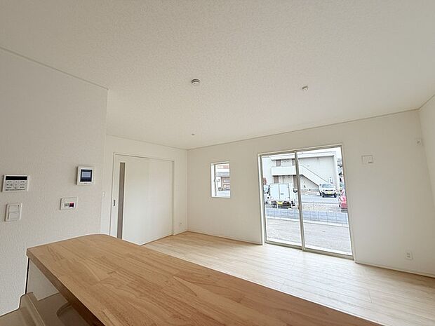 家族が一番集まる場所だから広々としつつも素敵な空間であって欲しい。皆がくつろぐリビングからキッチンまでが一つに繋がる空間。 