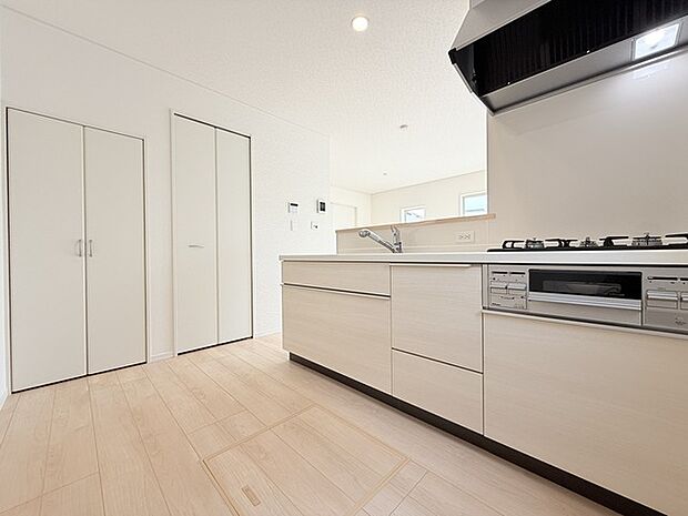 リビングにいる家族の顔が見渡せるカウンターキッチン。お料理もより一層おいしく、楽しく。食器棚を背面に設置しても十分な広さを確保しています。 