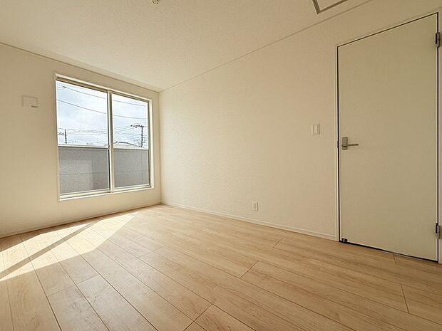 ゆとりのある寝室、陽光が入りやすく朝の目覚めも気持ち良く起こしてくれます。 