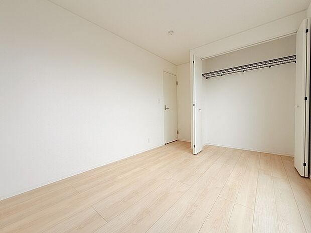 今からここを誰のお部屋にしようか、そんな洋室。大きさは6帖です。南西角部屋