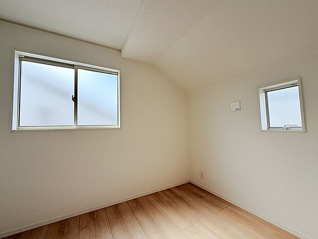 今からここを誰のお部屋にしようか、そんな洋室。大きさは4.3帖です。 