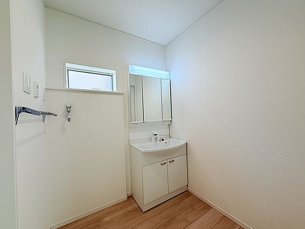 お出かけ前の身だしなみに一歩差がつく三面鏡。ミラー裏にはたっぷり収納もございます。 