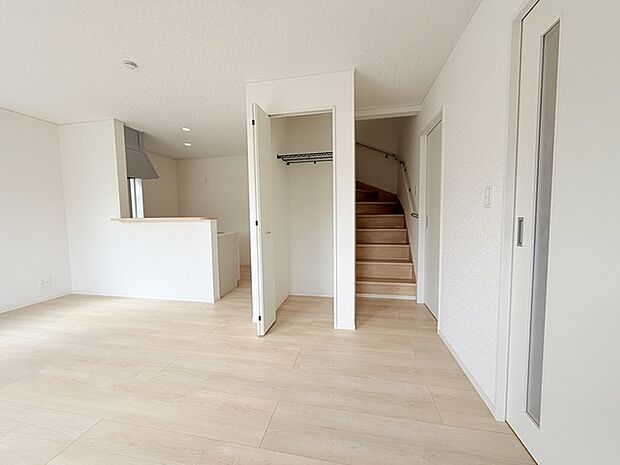 収納豊富な間取りで家の中がスッキリ片付きそうです。 リビング中央に収納庫