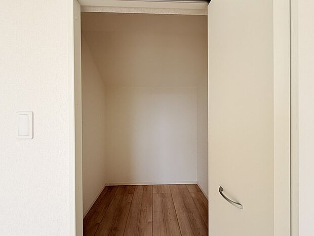 収納で悩む時間をなくしたい。家族の衣服が多くても頼もしいWIC（ウォークインクローゼット） 洋室。大きさは6.7帖です。 