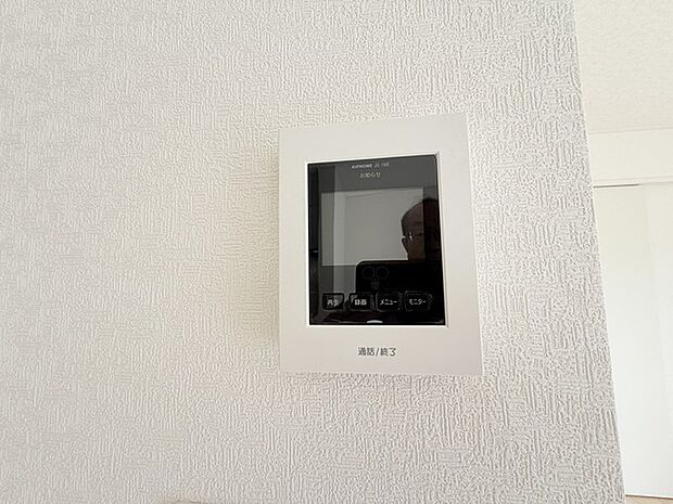 録画機能もあり、どのような人が何時に来訪されたのかが分かります。防犯上はもちろん、お届け物などの把握にも便利です。 