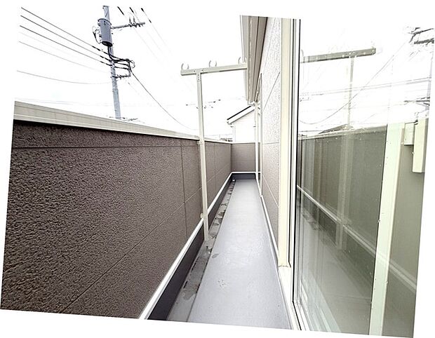 陽ざしが差込む明るいバルコニー。奥行きのあるバルコニーはお洗濯時に助かります。