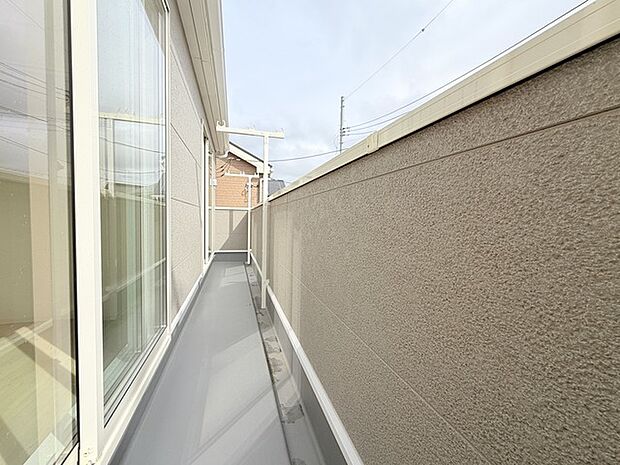 陽ざしが差込む明るいバルコニー。奥行きのあるバルコニーはお洗濯時に助かります。 