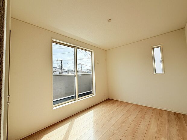 どんな家具にでも相性が良い清潔感ある白色調のクロスを採用。主張しすぎない配色、耐久性にも優れた床材は日々のメンテナンスも楽に、快適に過ごして頂けるよう考えられています。 