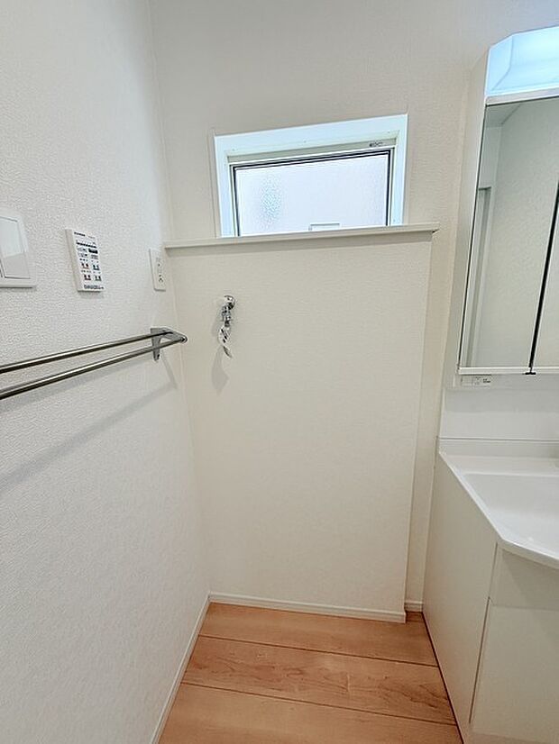 使い勝手の良い洗面台、窓があることで換気もしやすく清潔感のある空間を保てます。 