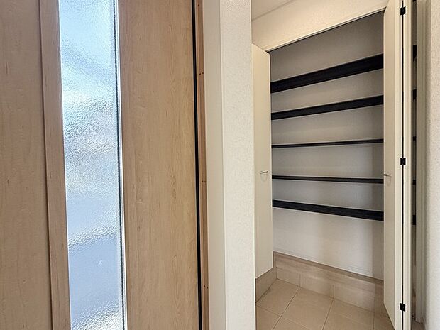 土間収納付きでベビーカーやゴルフバック、お子様のおもちゃもスッキリ収納できます。 