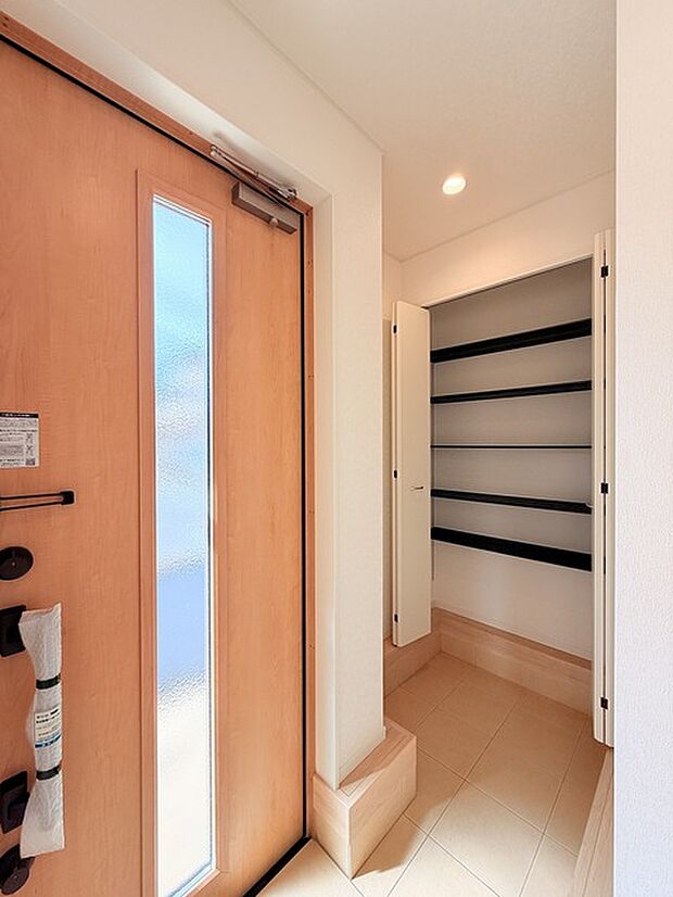 土間収納付きでベビーカーやゴルフバック、お子様のおもちゃもスッキリ収納できます。 