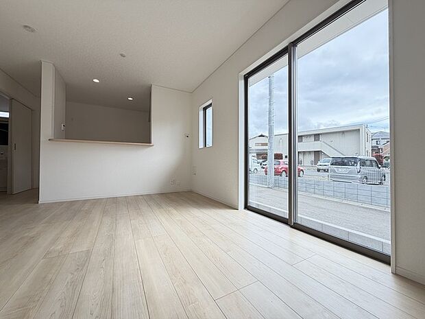 家族団欒のリビング。陽光差し込む食卓には家族の会話とスマイルが溢れます。いつまでもここで食卓を囲みたくなる、そう感じさせてくれるスペース。 