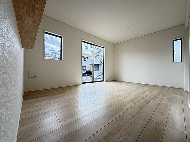 いつも家族の集まるリビングは広々とした14.1 帖。通風・採光にも優れ、心安らぐ風と光がたえない空間。汎用性に富んだ居住スペースと、高揚感さえも与えてくれる住空間です。 