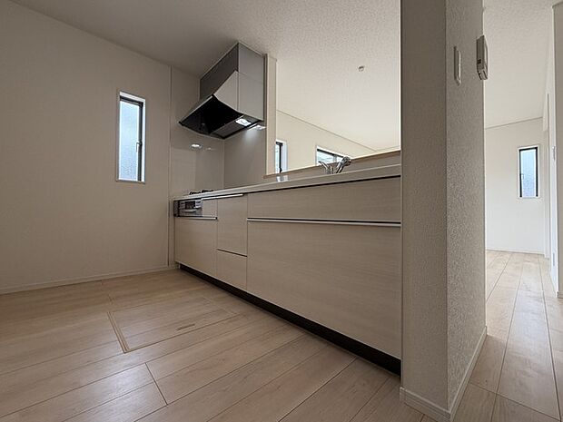 明るい光が降り注ぐ窓があるキッチンはお料理を作る時の気持ちもいつもより明るくなります。近くに窓があるので換気もしやすいですね。 