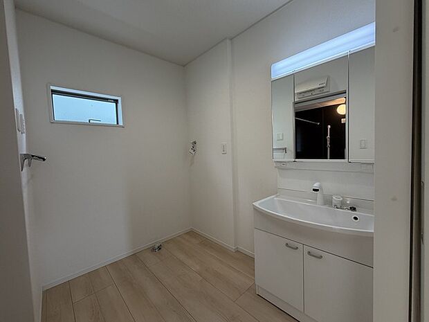 お出かけ前の身だしなみに一歩差がつく三面鏡。ミラー裏にはたっぷり収納もございます。 