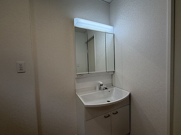 お出かけ前の身だしなみに一歩差がつく三面鏡。ミラー裏にはたっぷり収納もございます。 