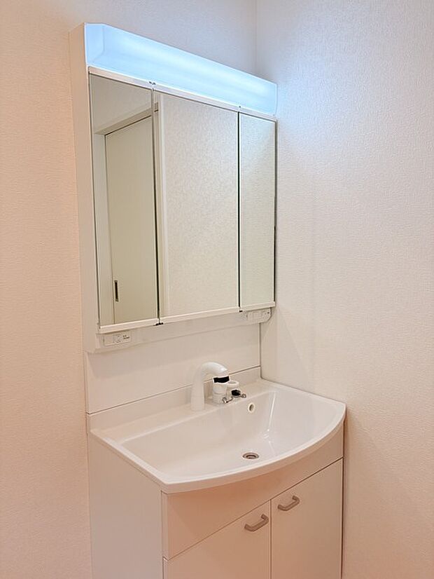 お出かけ前の身だしなみに一歩差がつく三面鏡。ミラー裏にはたっぷり収納もございます。 