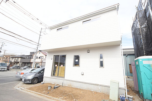 南道路に面しており日中もたくさんの陽が入ります。風通りや周辺環境など実際に現地にてご確認ください。