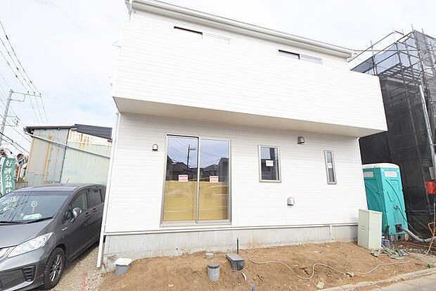 戸建てが立ち並ぶ静かな住宅街。四季折々の移り変わりを感じながら自然と楽しみ、暮らす、そんな毎日を日々の中で感じられる住環境