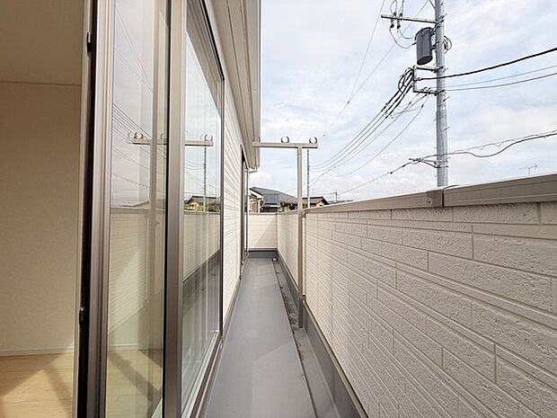 広めのバルコニーは風通しも良くお洗濯物もしっかりと干すことができます！ 