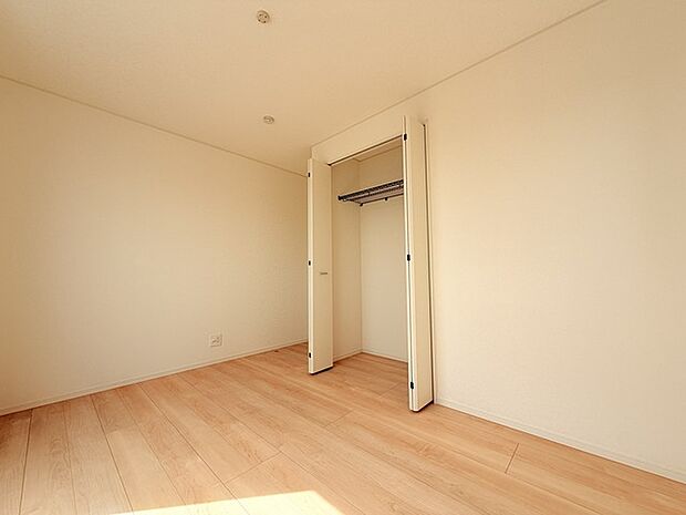今からここを誰のお部屋にしようか、そんな洋室。大きさは5.8帖です。