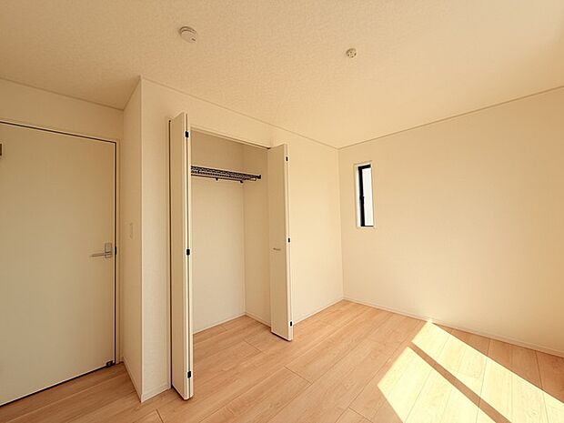 今からここを誰のお部屋にしようか、そんな洋室。大きさは5.8帖です。 