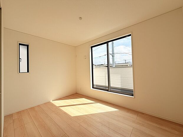 今からここを誰のお部屋にしようか、そんな洋室。大きさは5.8帖です。