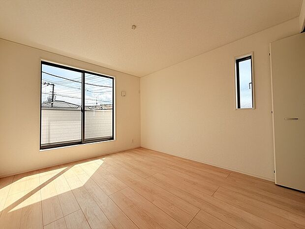 今からここを誰のお部屋にしようか、そんな洋室。大きさは7帖です。