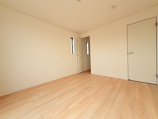 今からここを誰のお部屋にしようか、そんな洋室。大きさは7帖です。 