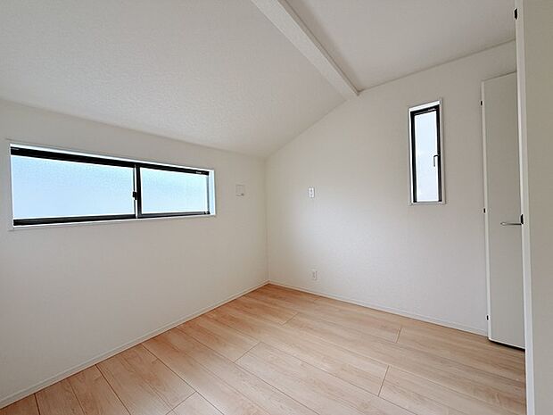 今からここを誰のお部屋にしようか、そんな洋室。大きさは4.5帖です。