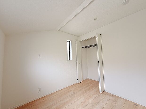 どんな家具にでも相性が良い清潔感ある白色調のクロスを採用。主張しすぎない配色、耐久性にも優れた床材は日々のメンテナンスも楽に、快適に過ごして頂けるよう考えられています。 