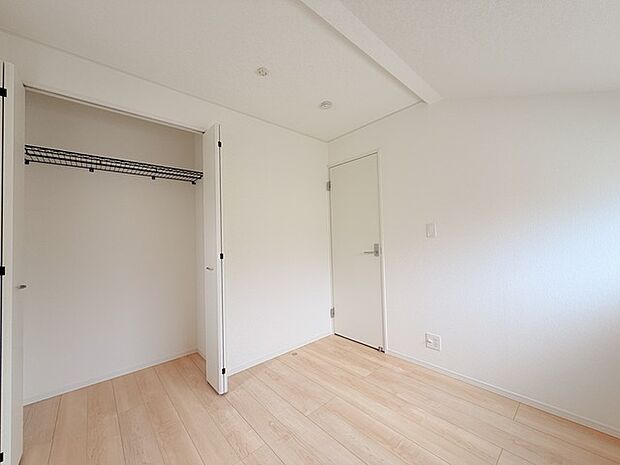 今からここを誰のお部屋にしようか、そんな洋室。大きさは4.5帖です。 