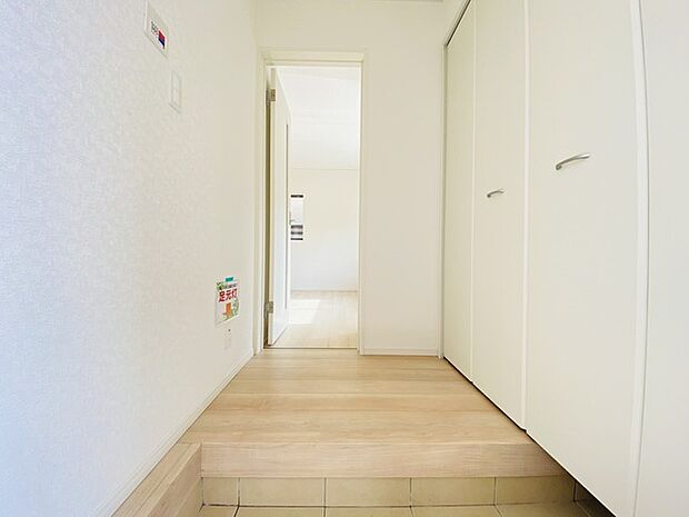 玄関はおうちの顔とも呼ばれる重要な場所!明るくスッキリと見える空間で住まう人を見送り、出迎えてくれます。