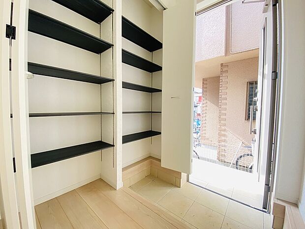 明るく開放的な玄関、靴の脱ぎ履きもしやすく、収納も豊富でご家族皆様の靴をスッキリ収納できます。